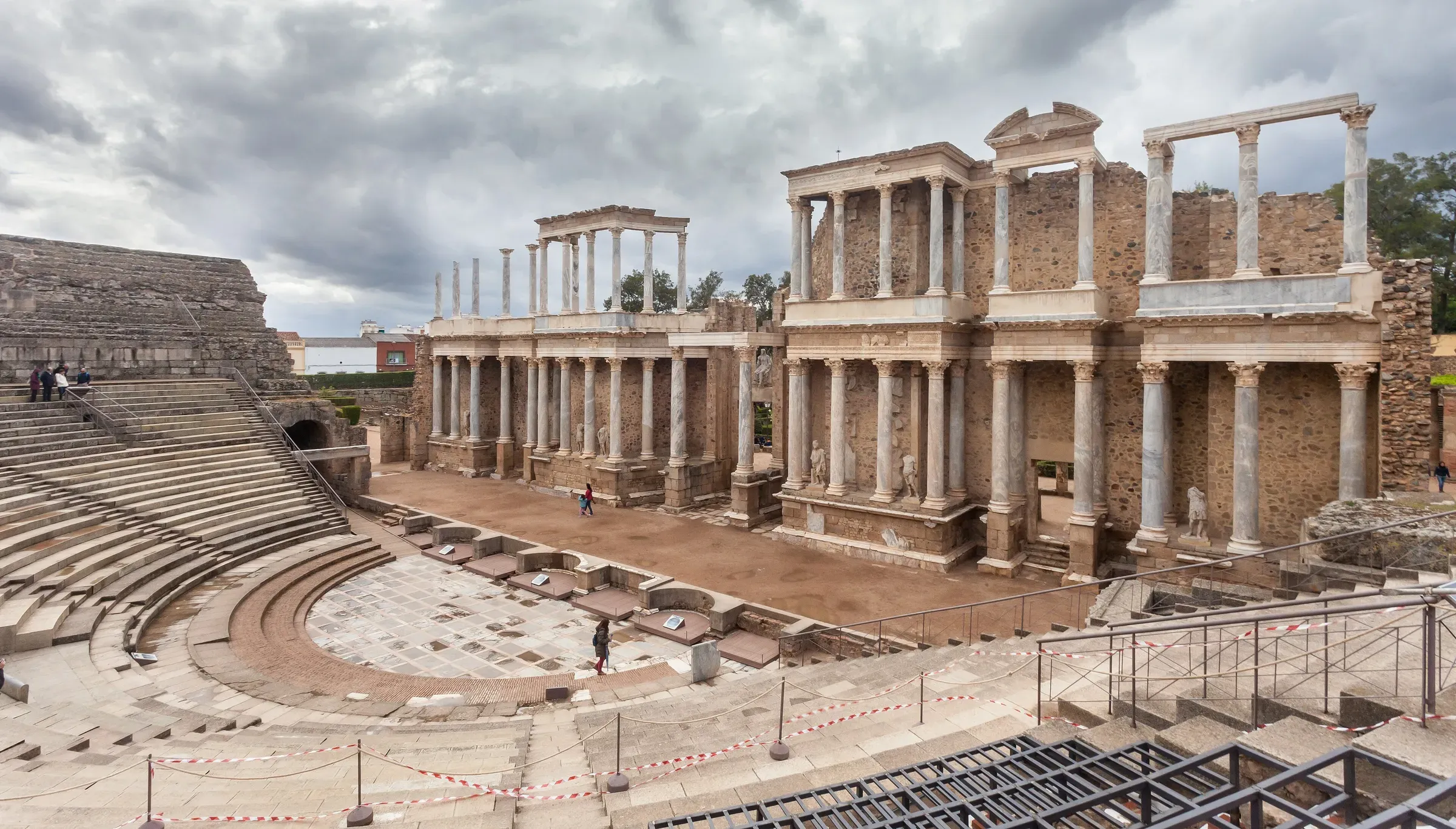 The Roman theatre of Mérida and its colonnaded stage